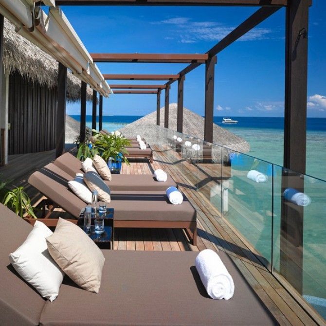 Kettal amuebla Velaa Private Island Resort en Maldivas