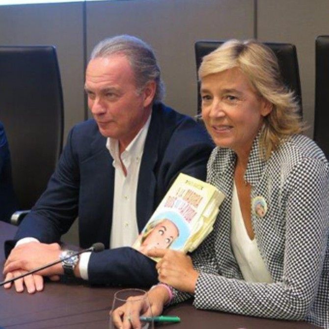 Marta Barroso presenta su novela A la madura Dios no la ayuda