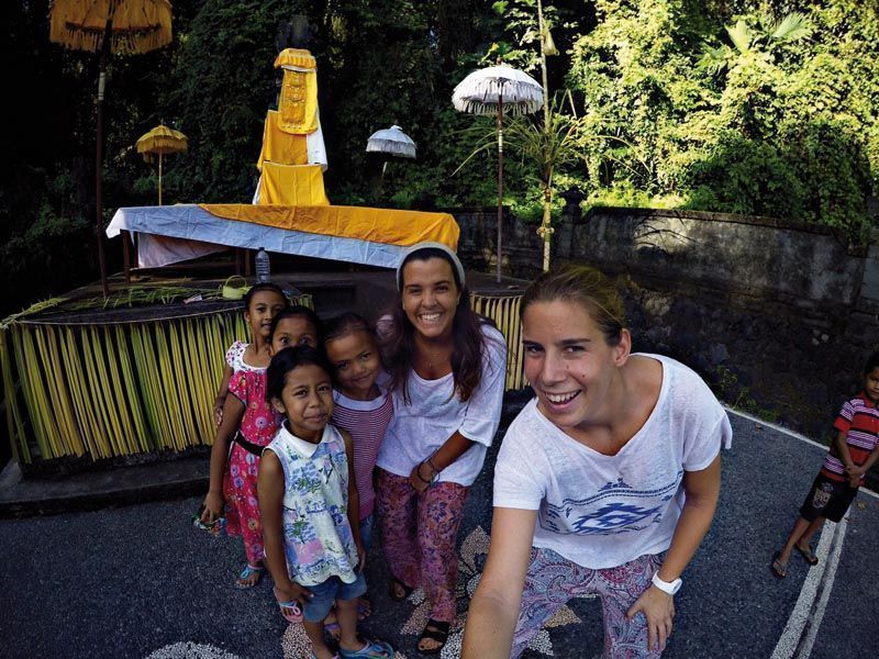 Un voluntariado dando clases de inglés a niños en Indonesia