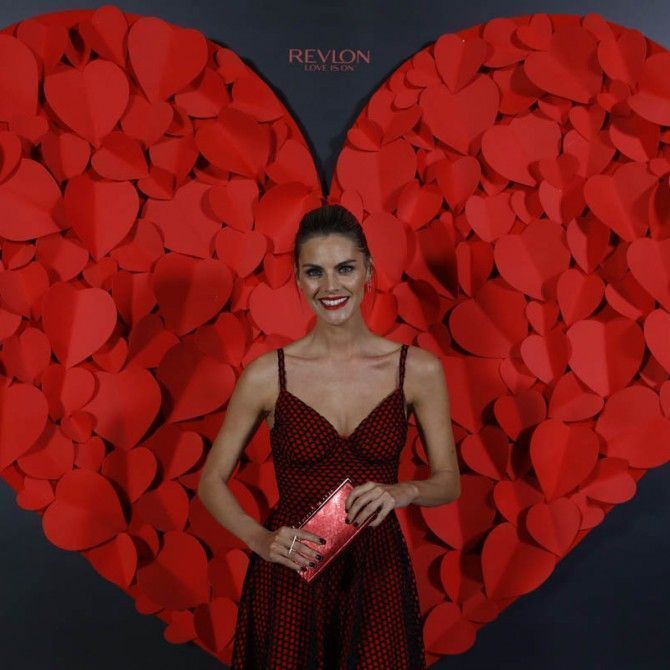 Amaia Salamanca embajadora de la marca Revlon