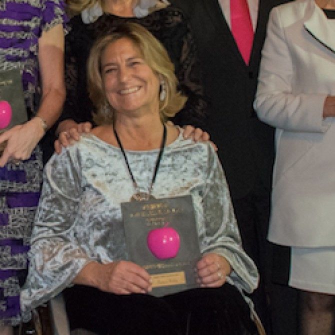 Teresa Silva recibe el premio internacional Woman's Week