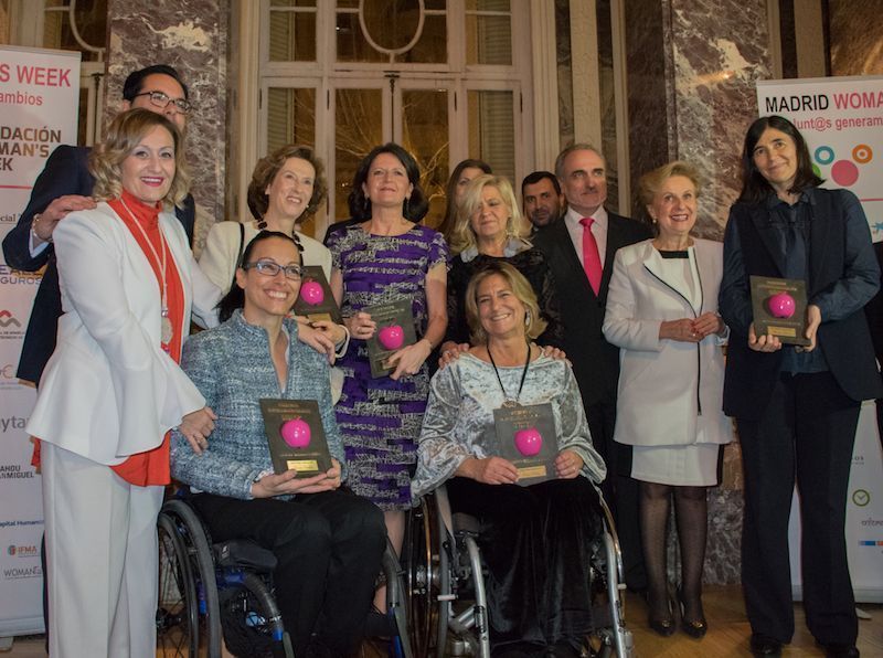 Teresa Silva recibe el premio internacional Woman's Week