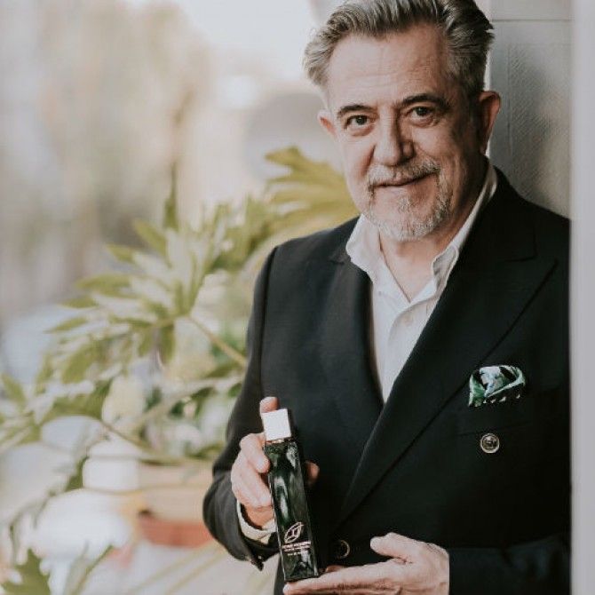 Un velo de seda envolvente como un vestido de Haute Couture Petro Valverde