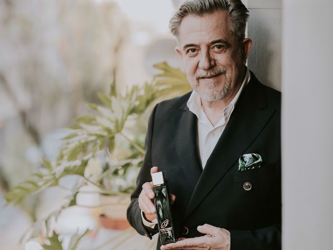 Un velo de seda envolvente como un vestido de Haute Couture Petro Valverde