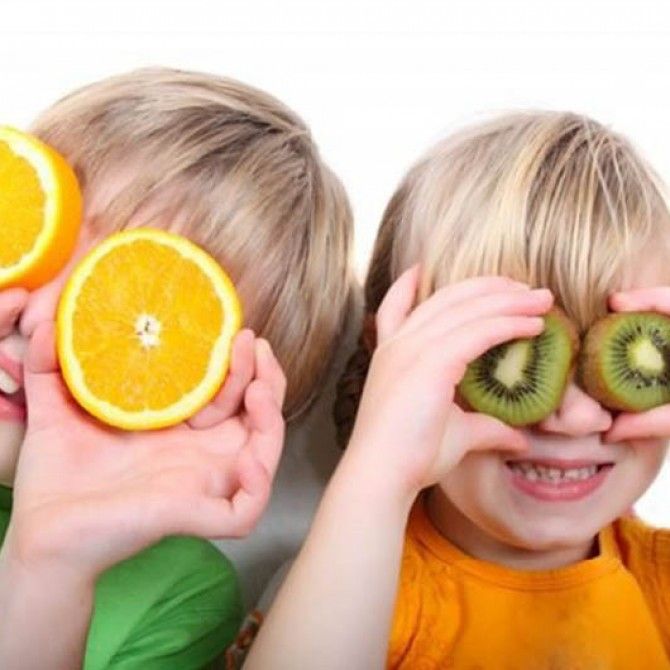 Niños fuertes y sanos tomando golosinas
