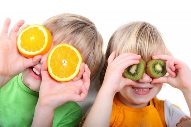 Niños fuertes y sanos tomando golosinas