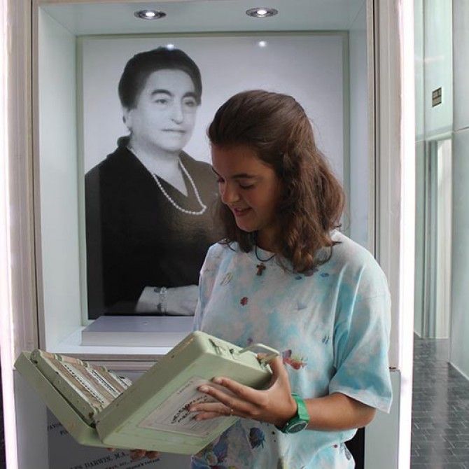La primera tablet la inventó una española el siglo pasado: Angela Ruiz Robles