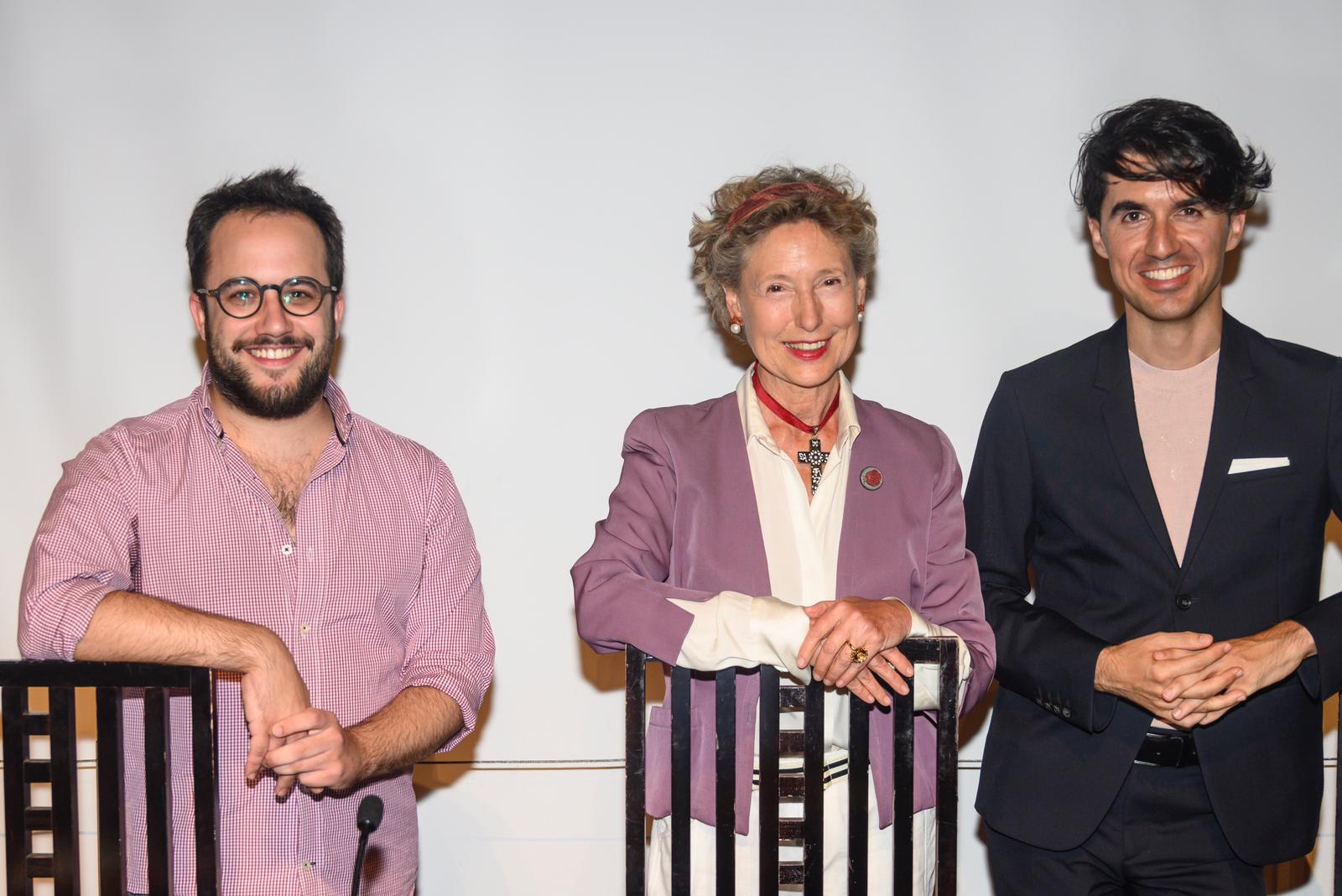 Lola Gavarrón con Miguel Albero y José Luis-Garde que presentaron el acto.