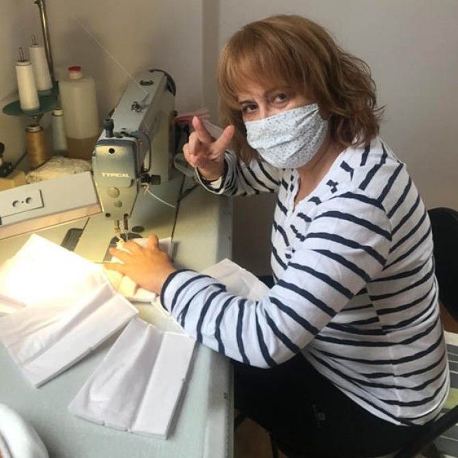Las costureras de Pronovias voluntarias haciendo mascarillas para hospitales
