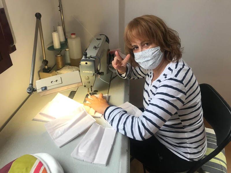 Las costureras de Pronovias voluntarias haciendo mascarillas para hospitales