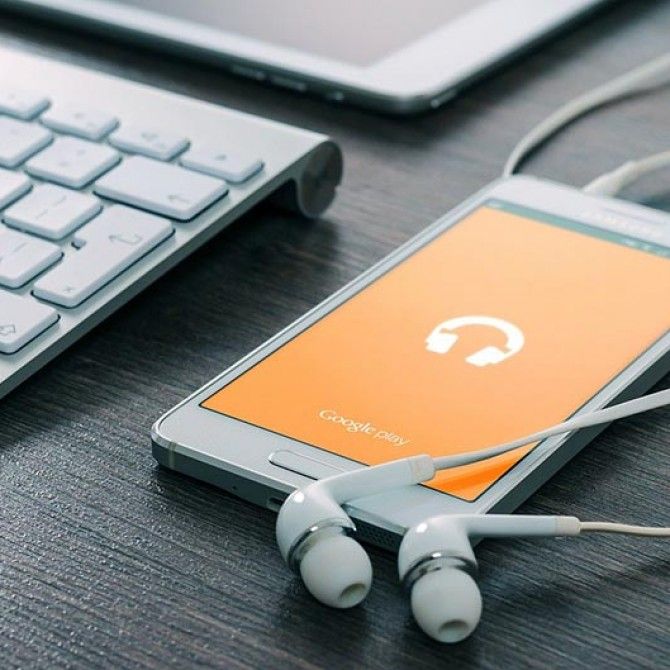 Orange dona 80 tablets y smartphones a la Asociación Española Contra el Cáncer