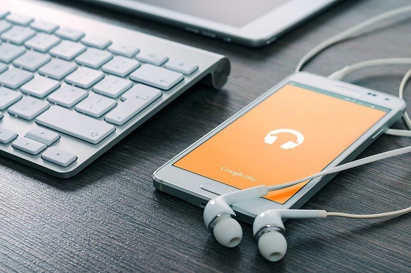 Orange dona 80 tablets y smartphones a la Asociación Española Contra el Cáncer