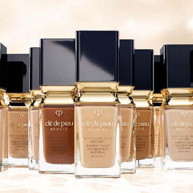 Radiant Fluid Foundation Natural de Clé de Peau Beauté: hidratante y duradero