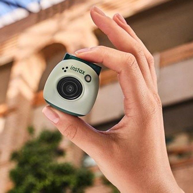 Instax Pal, la cámara digital que cabe en la palma de la mano