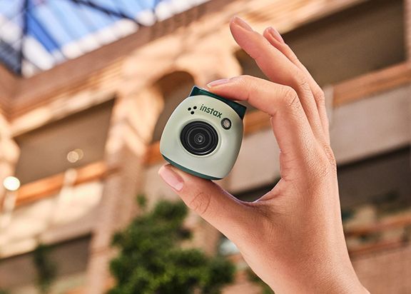Instax Pal, la cámara digital que cabe en la palma de la mano